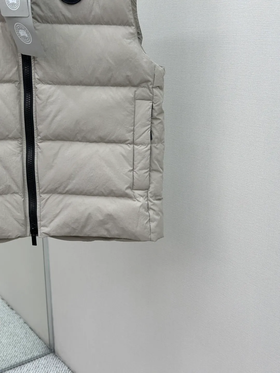 P690 CANADA GOOSE Canada Goose Badge Down Vest Fabric selection: The use of high-quality protective nylon fabric not only enhances the wear resistance of the surface, but also takes into account wind resistance, ensuring excellent performance in various harsh weather conditions.  90 national standard high-quality white duck down: selected high-loft down, weighing 160g, light and warm, with excellent temperature locking performance and good resilience.  Three-dimensional quilting process: Precision thread reinforcement to prevent velvet drilling and ensure that the fluffy and resilient elasticity lasts as new.  Details: The ribbon is woven with polyester as the base, and the brand letters are decorated on the ribbon through high-precision computer embroidery. The edges of the pattern are clear, the stitches are fine and even, and multiple layers of embroidery thread are stacked to enhance the three-dimensional effect. Accessories: One-to-one customized logo, one-to-one customized zipper puller, one-to-one customized three-label SIZE: S M L XL